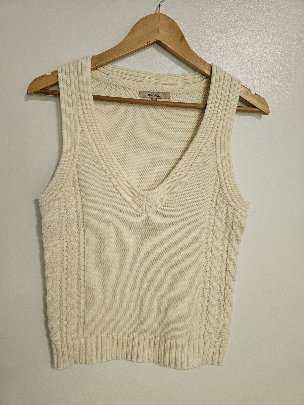RW&CO Cable Knit V-Neck Sweater Wool Blend Vest Cream Medium Ecru